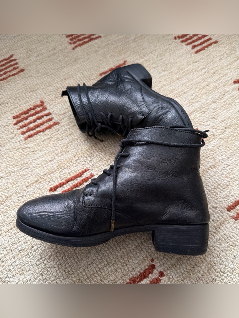 Nutsa Modebadze, Lace up boots